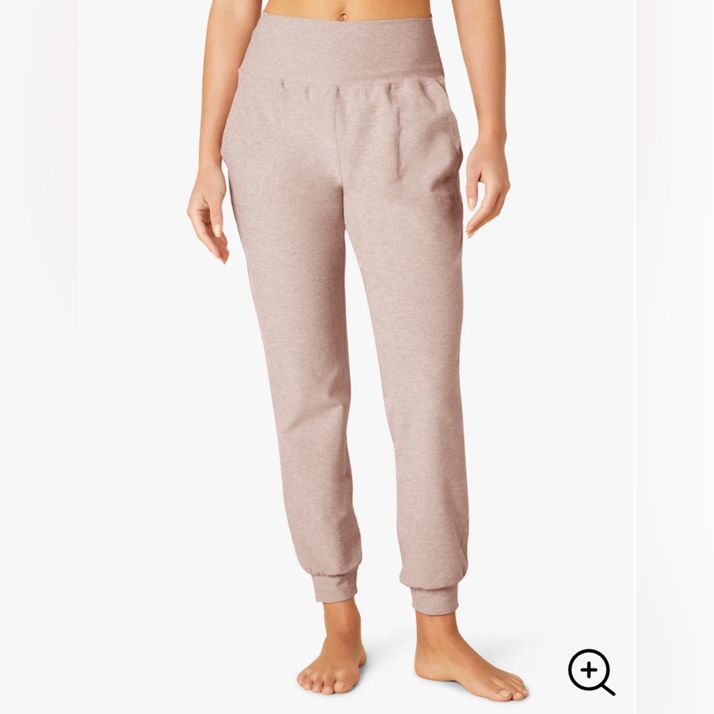BRAND NEW Beyond Yoga Spacedye Midi Joggers in Chai - Size Medium
